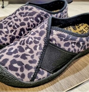 Keen Womens Howser Wrap Slipper Shoe Black & Gray Animal Print Size 8